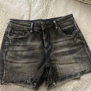 Judy Blue mid rise frayed bottom denim shorts size S